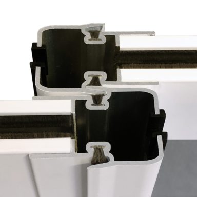 Närbild på vita aluminiumprofiler i uterumspartier