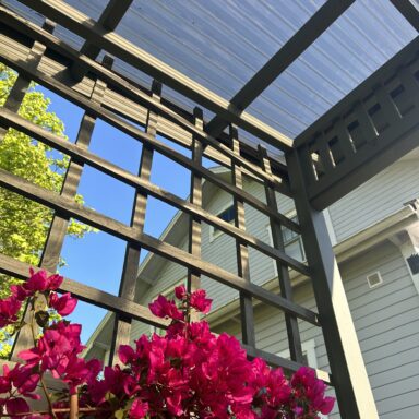 ett uterum med plasttak