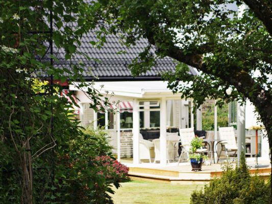 Uterummet i en lummig trädgård ger njutning i vardagslivet