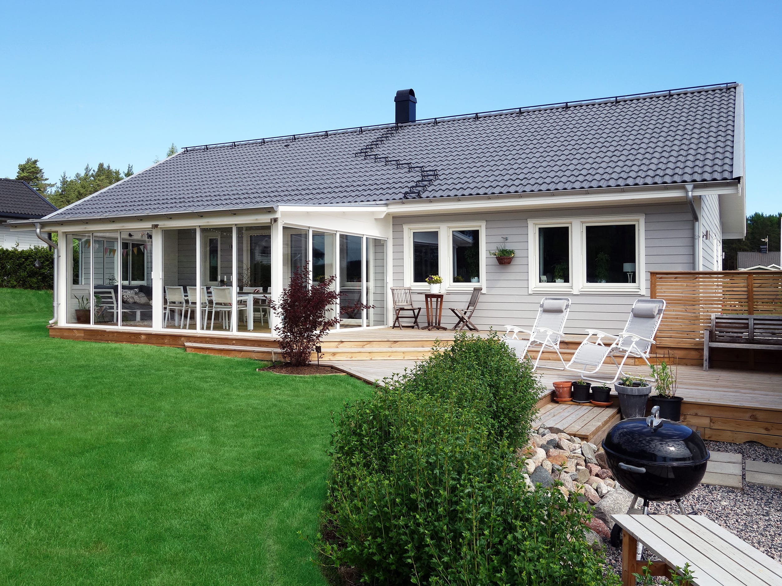 Ett uterum i en sommarfin trädgård