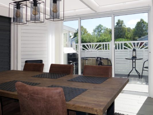 Svensktillverkat Uterum med bord och bekväma stolar