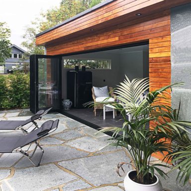 Svart Vikparti monterat i den designade träfasaden