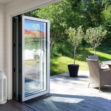 Vikparti som har vikts ihop så att hela väggen är öppen