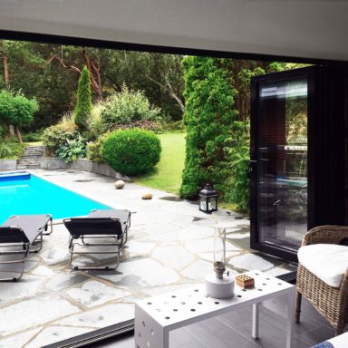 Svart vikparti som är öppnat ut till poolen