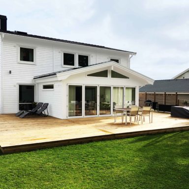 Vikparti i ett uterum är snyggt även när det är stängt med stora glas