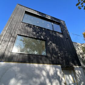 Byggnation av hus med stora glaspartier från Halle