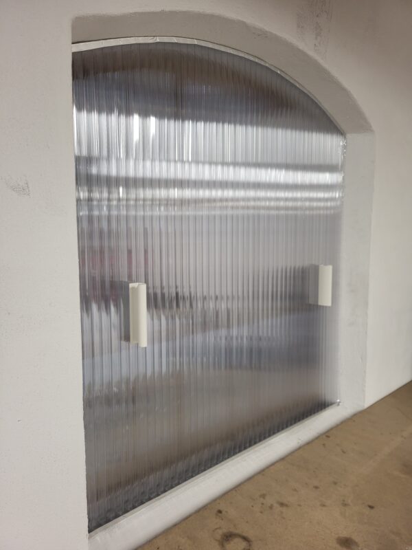 Kanalplast som isolerar ett fönster