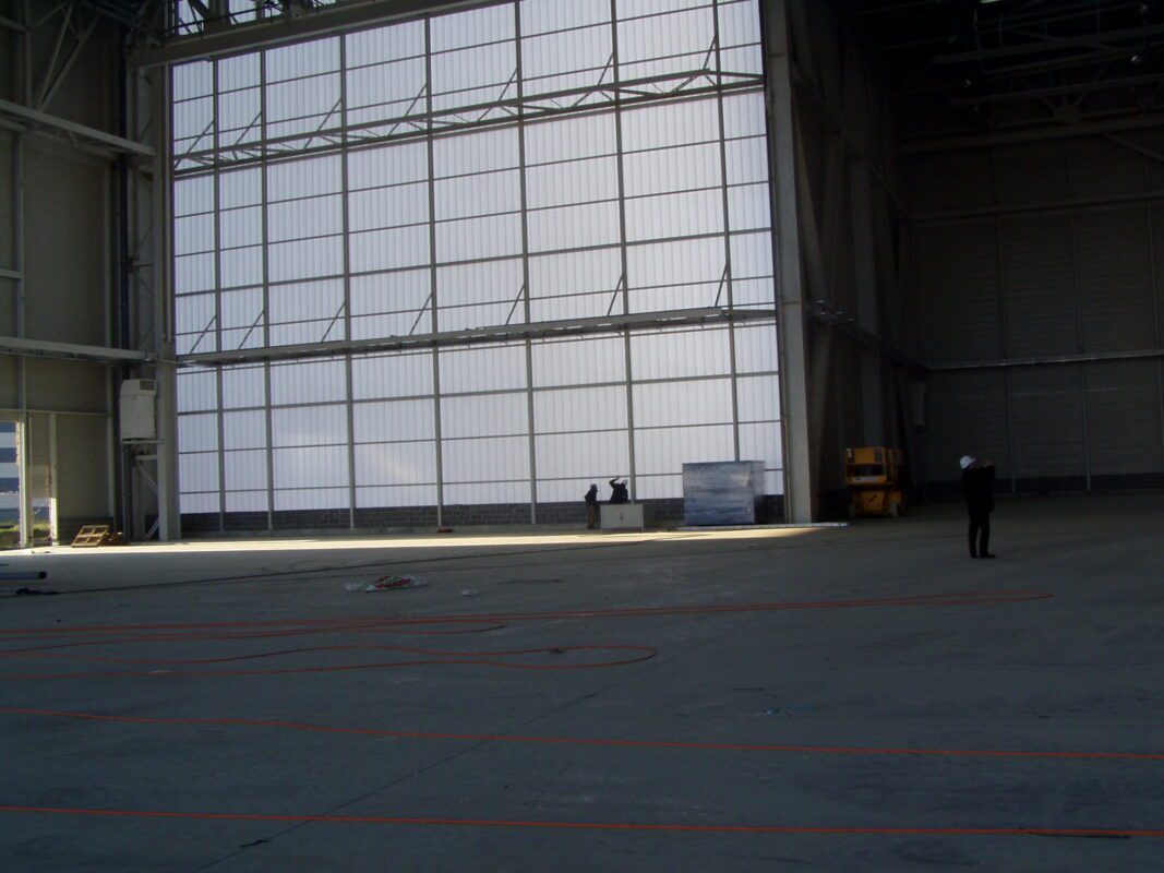 Kanalplast som ljusinsläpp på en stor vägg