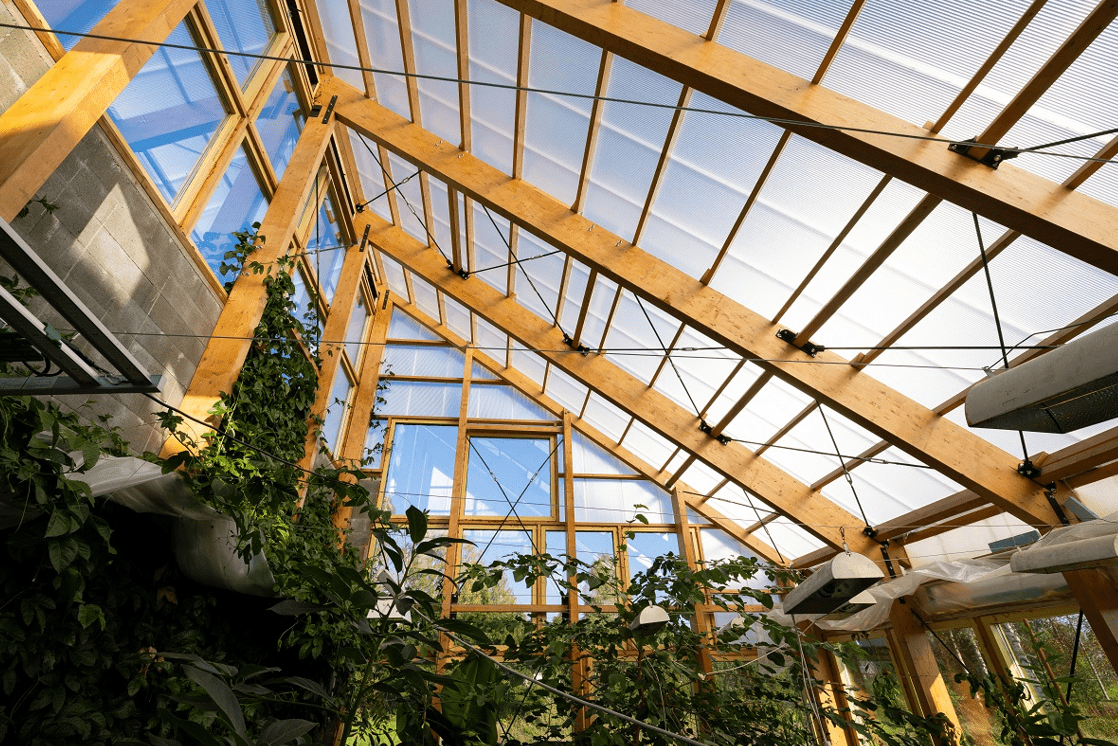 Kanalplast som ljusinsläpp i ett växthus