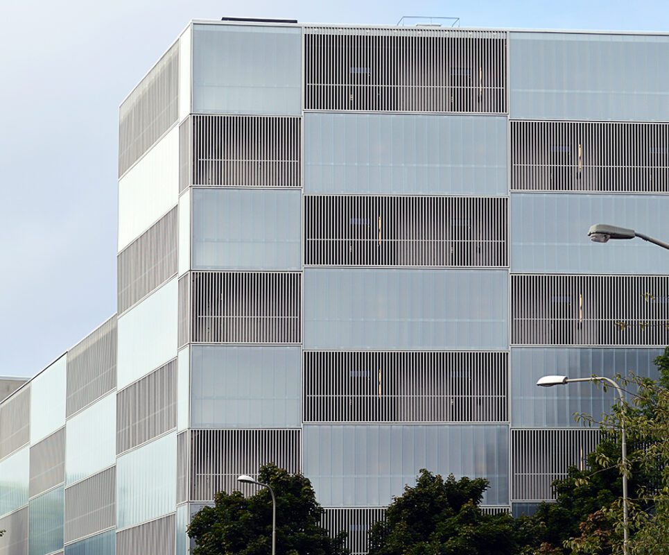 Kanalplast som ljusinsläpp på en stor byggnad