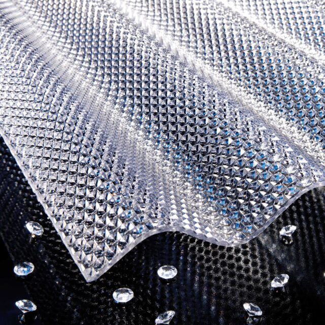 Ett diamantmönstrat plasttak för carport eller uterum