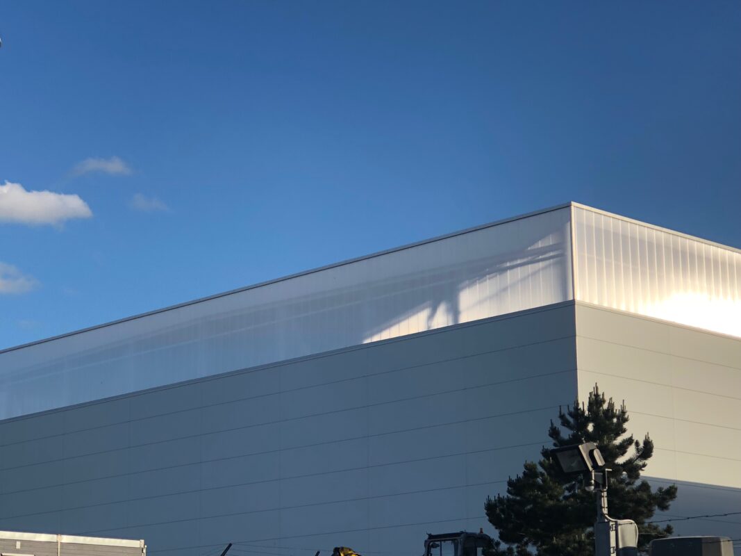 Kanalplast är överst på väggen för att släppa in dagsljuset