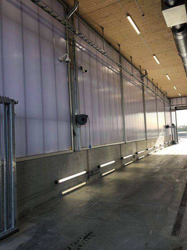 Kanalplastskivor är ett bra ljusinsläpp i en tvätthall