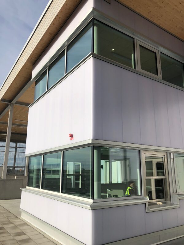 Kanalplast är monterat på väggen i en flygterminal