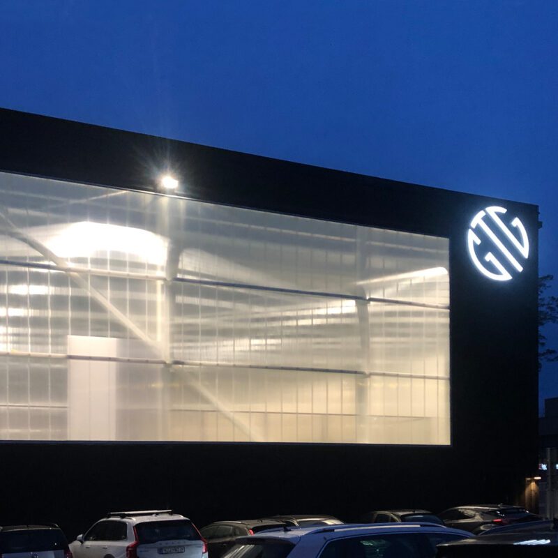 Kanalplasten är monterad på väggen för att släppa in dagsljuset