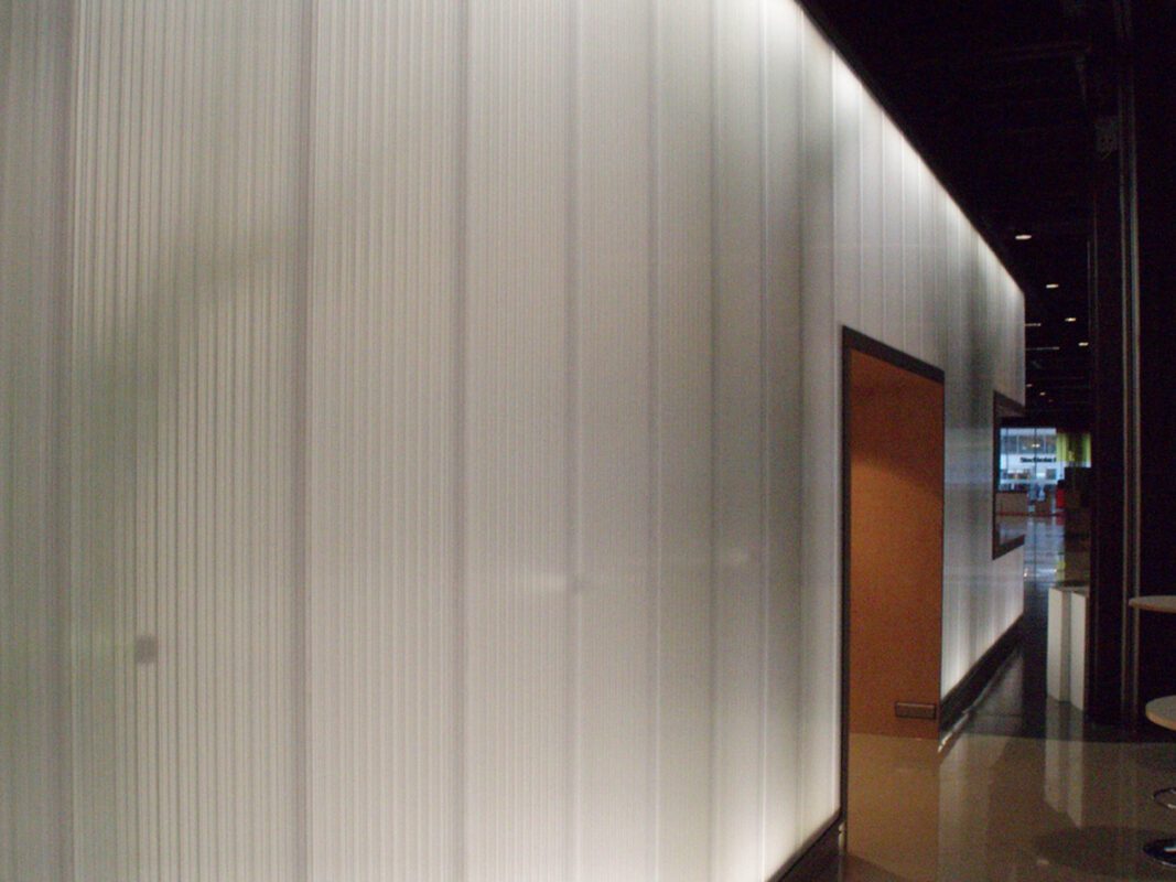 Opal kanalplast monterad på en vägg istället för på taket