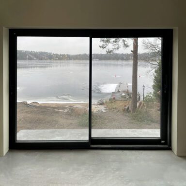 Sapa översikt över sjö genom ett 2-delat fasadparti