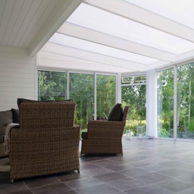 Ett ljust uterum med kanalplastak