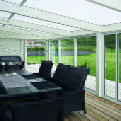 Ett stort uterum med ett kanalplasttak