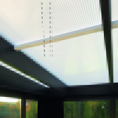 Ett tak av kanalplast till ett uterum