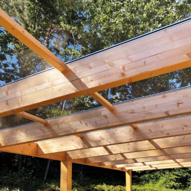 Ett polykarbonattak till uterummet är enn klart plasttak