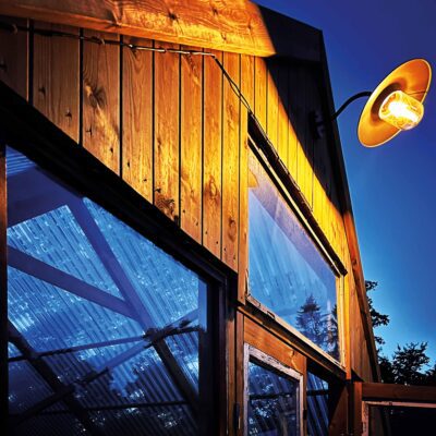 Halle plasttak Polysol på kvällen