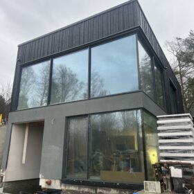 Sapa glasfasad arkitektritat hus med fast och öppningsbara glaspartier tillverkade av Halle