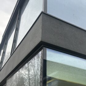 Sapa glasfasad arkitektritat hus med glaspartier tillverkade av Halle