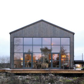 Halle glasfasad arkitektritat hus med glaspartier och dörr tillverkade av Halle