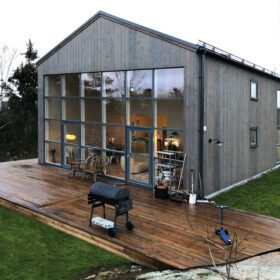 Halle glasfasad i modernt hus med glas i dörr