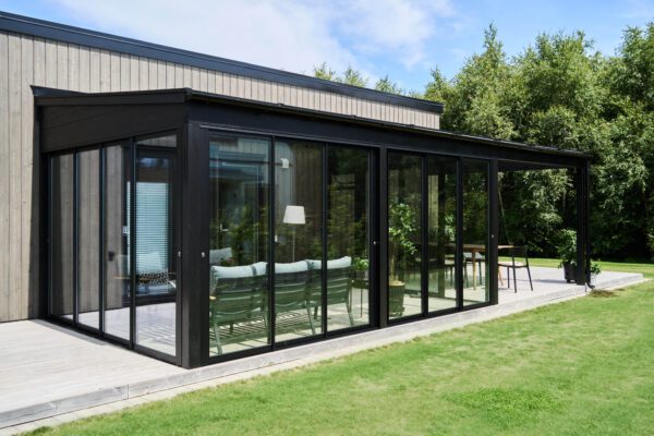 Halle uterum med uterumspartier i svart och kanalplasttak