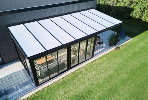 Halle uterum med uterumspartier i svart med kanalplasttak i opal