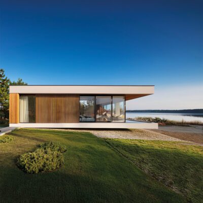 Halle hus vid vatten med glaspartier