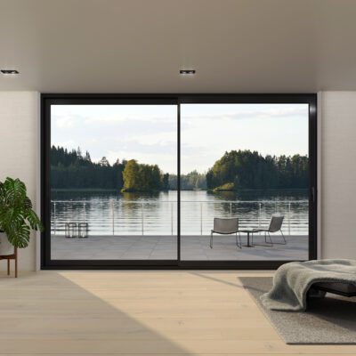 Fasadpartier glaspartier med svarta partier i arkitektritat hus