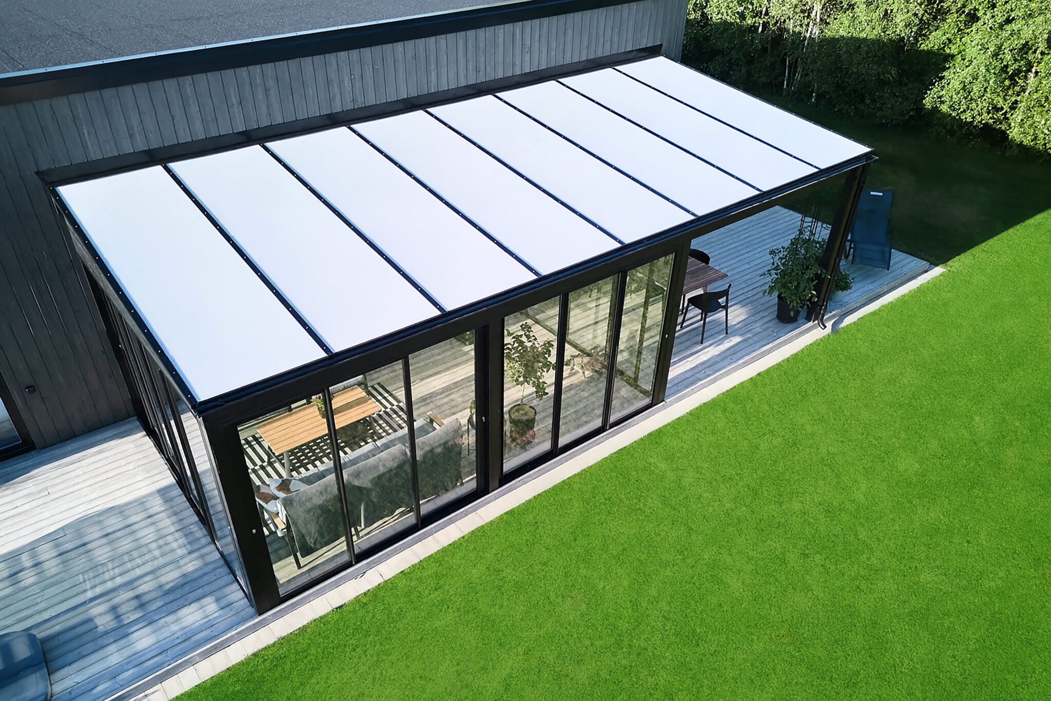 uterum med svarta profiler i uterumspartier och kanalplasttak